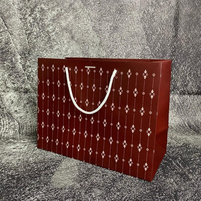 Desain tas paper bag yang konsisten dengan identitas visual brand